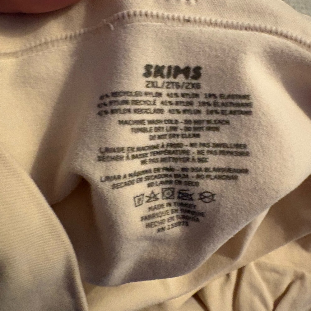 SKIMS Seamless Sculpt Mid Thigh Sculpting Shorts - Picture 2 of 2